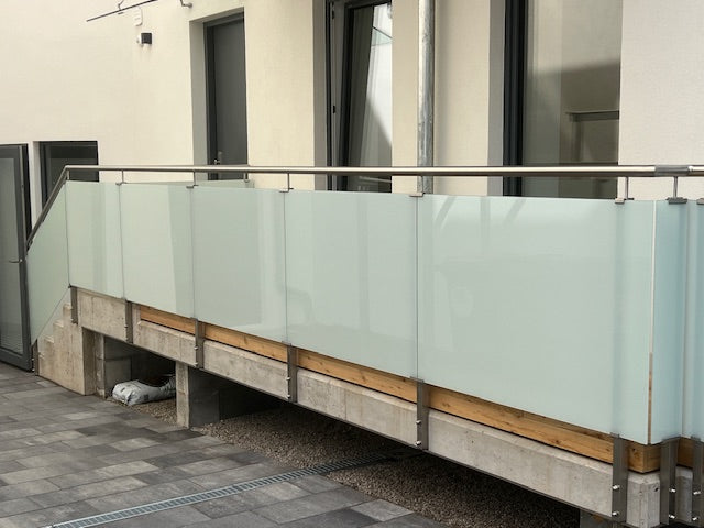 Edelstahl Geländer mit Glasfüllung